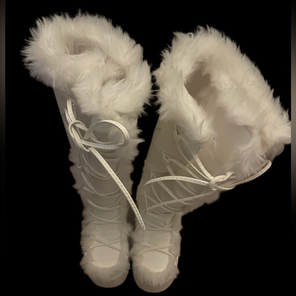 Demonia camel 311 in white size 8, don’t fit.